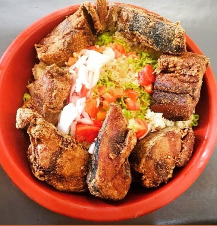 Garba — poisson frit et attiéké